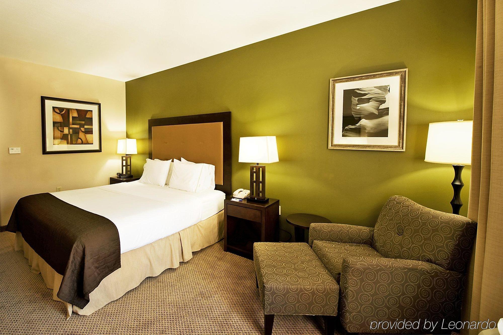 Express & Phoenix Dist By Ihg Hotel 3*