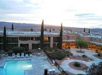 Hotel Courtyard At Powell Page