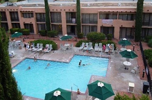 Hotel Courtyard At Powell