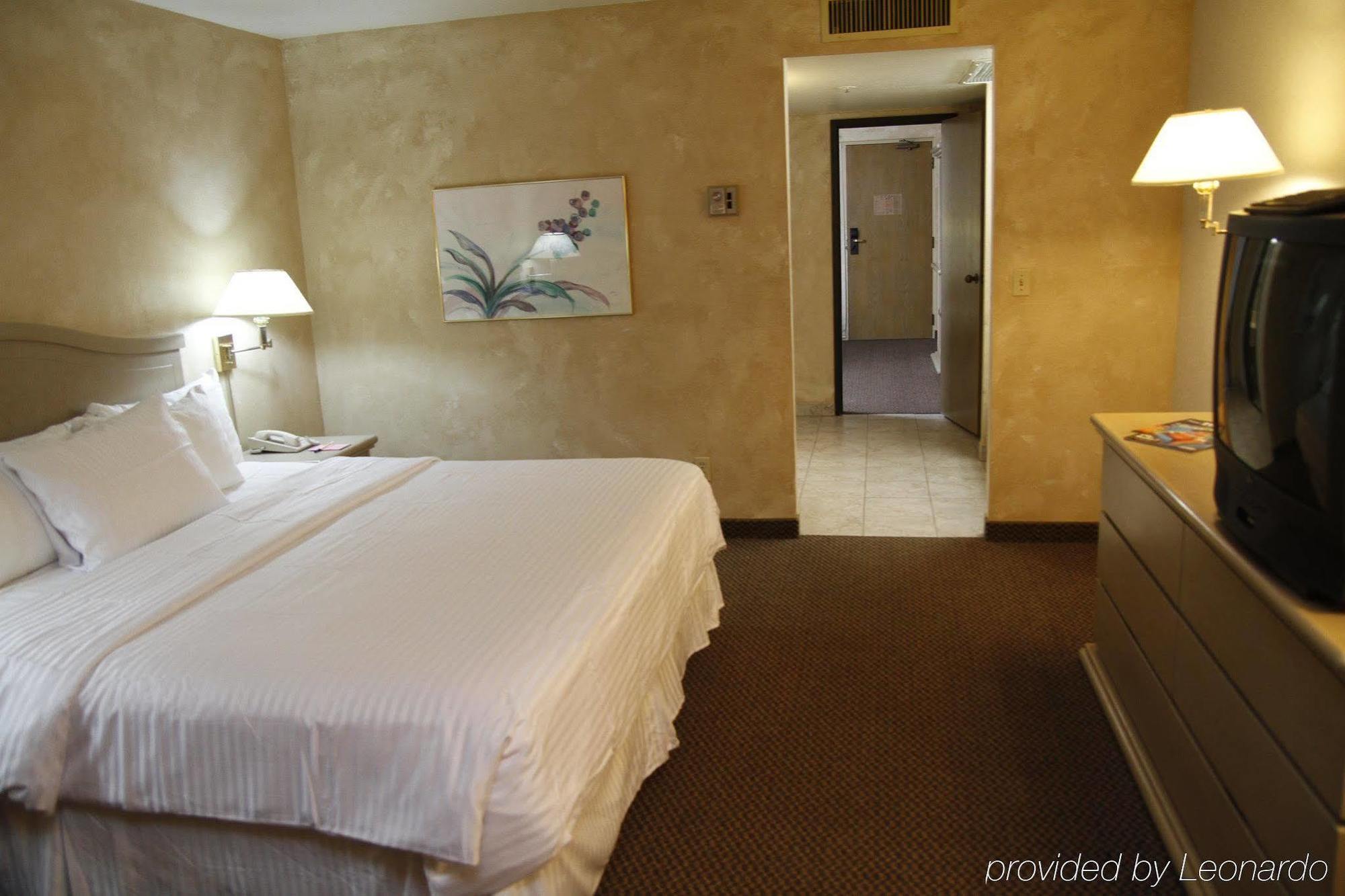 Hotel Ramada By Wyndham Viscount East 3*