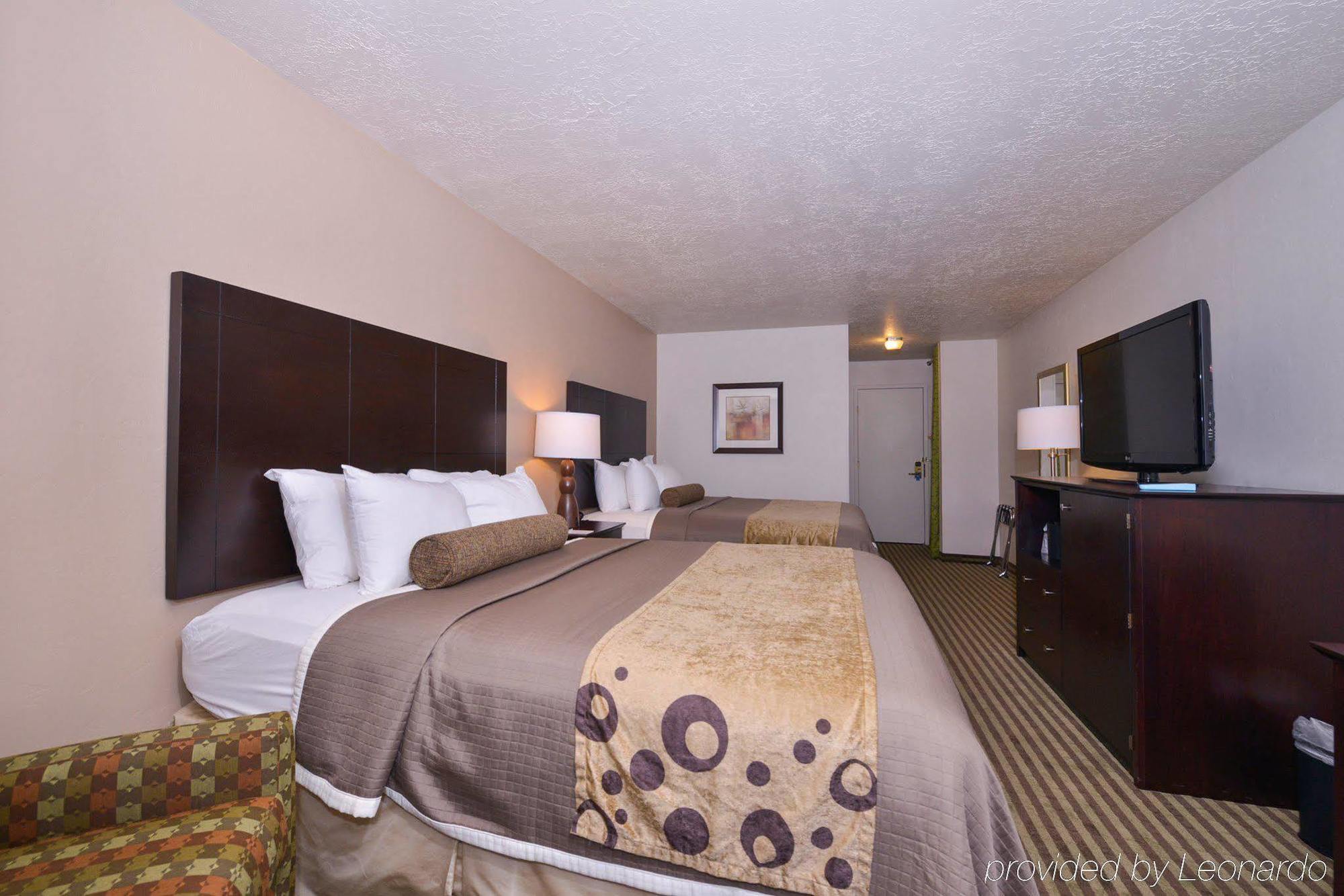 Wyndham Airport & Conference Center 3*