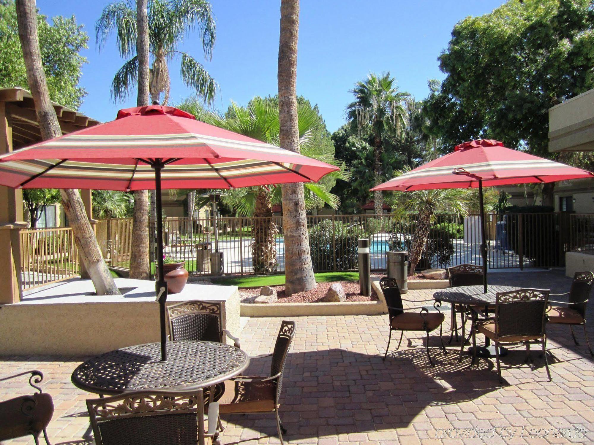 Wyndham Airport & Conference Center Hotel 3*
