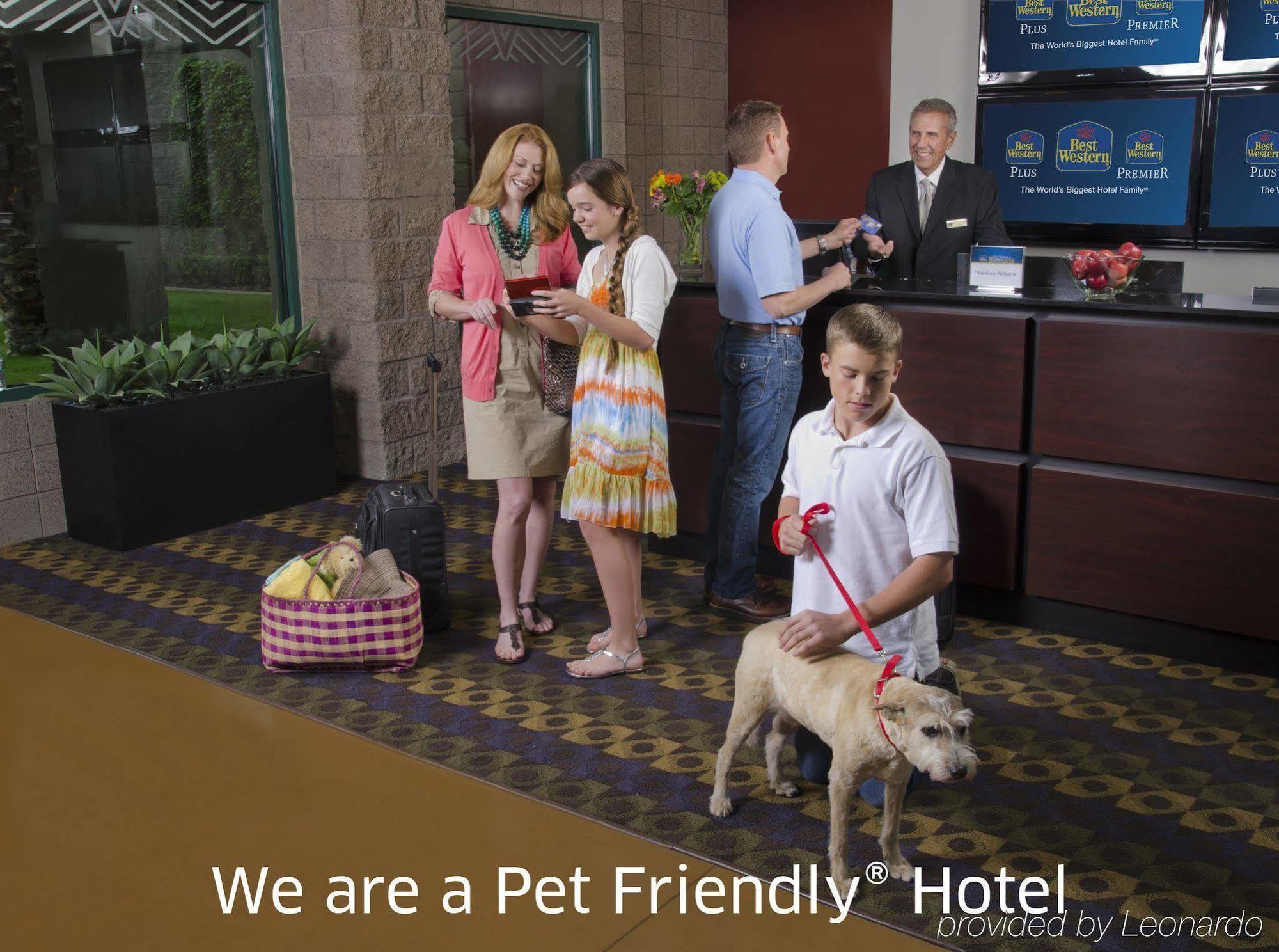Wyndham Airport & Conference Center 3*