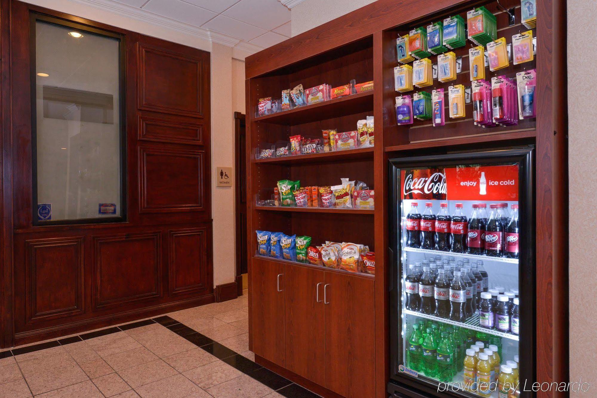 Wyndham Airport & Conference Center 3*