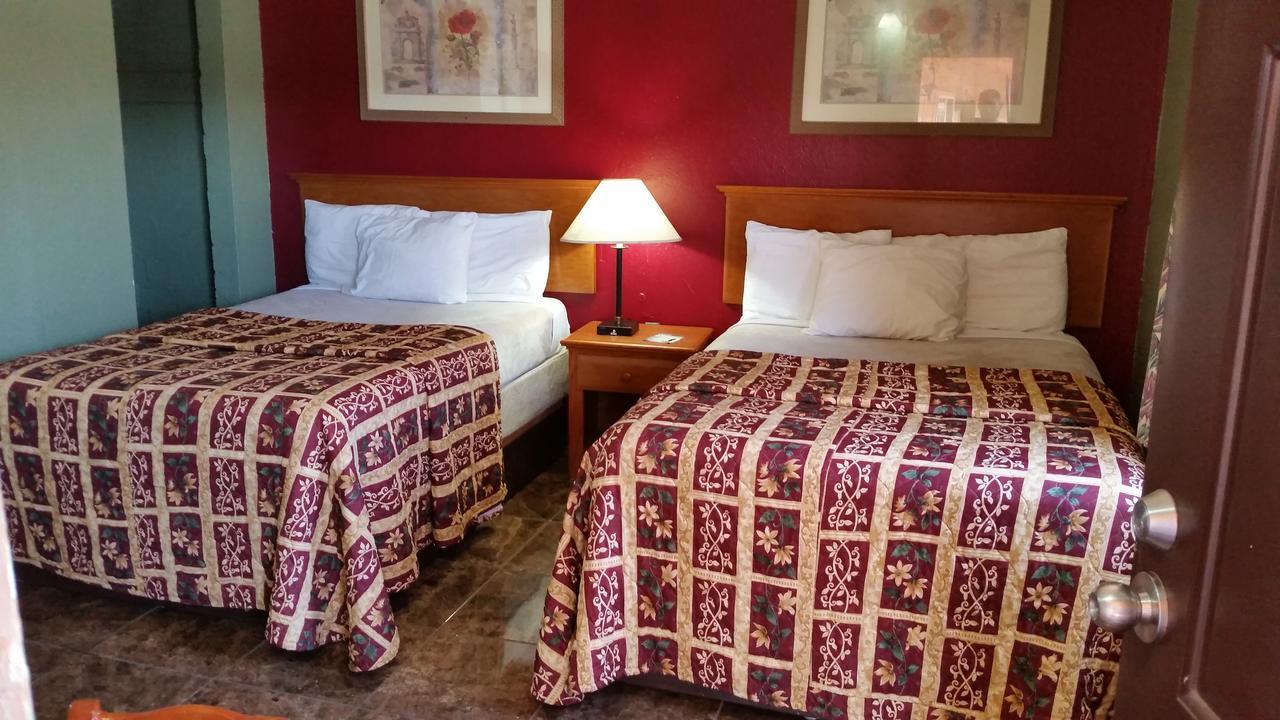 Hotel El Rancho 2*