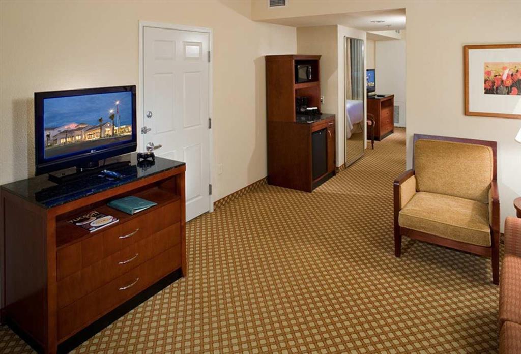 Hilton Garden Airport 3*