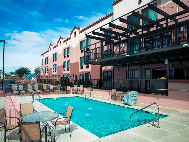 Western View Of Powell Hotel 3*