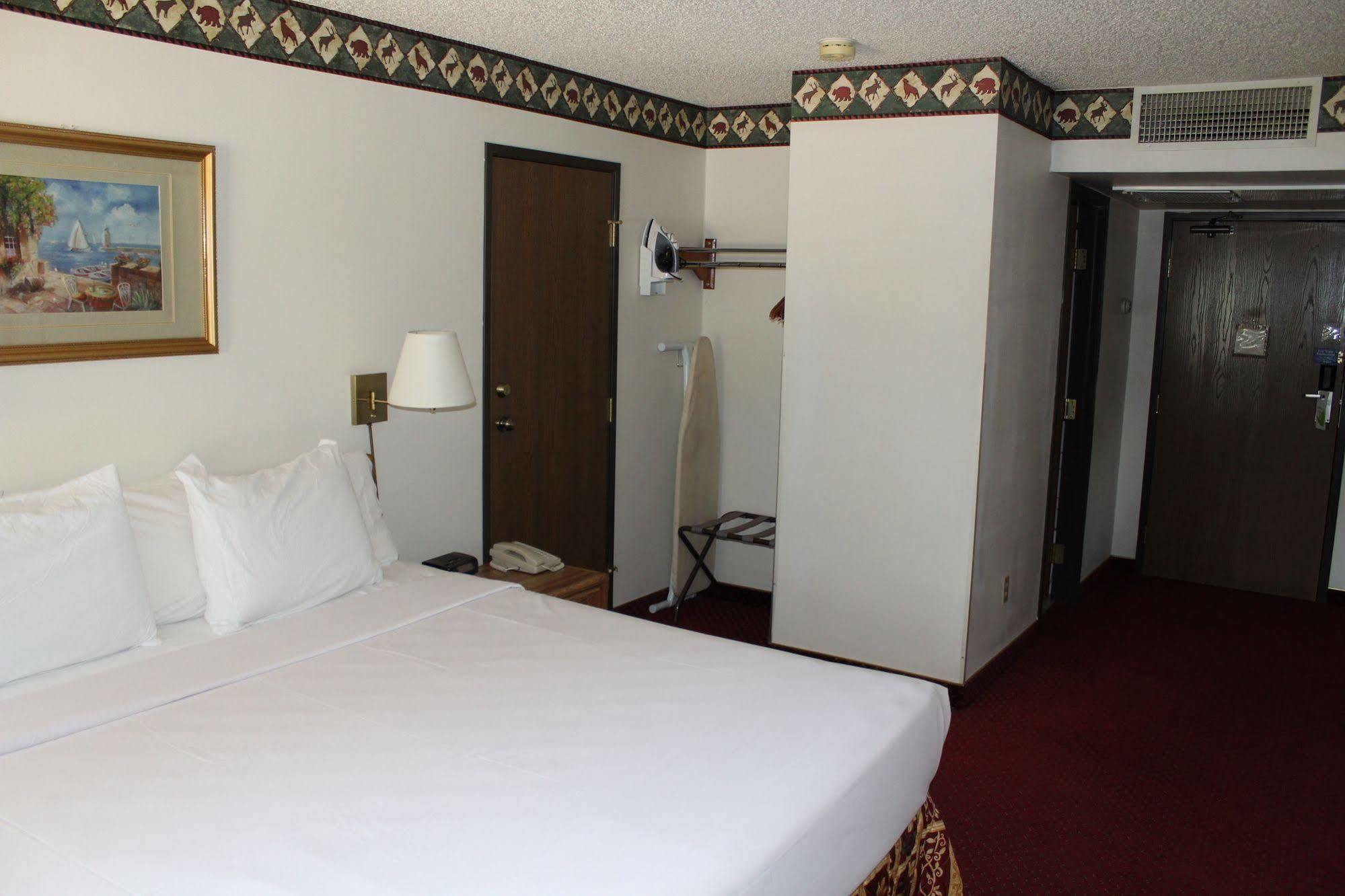 Hotel Comfort & Pinetop Show 2*