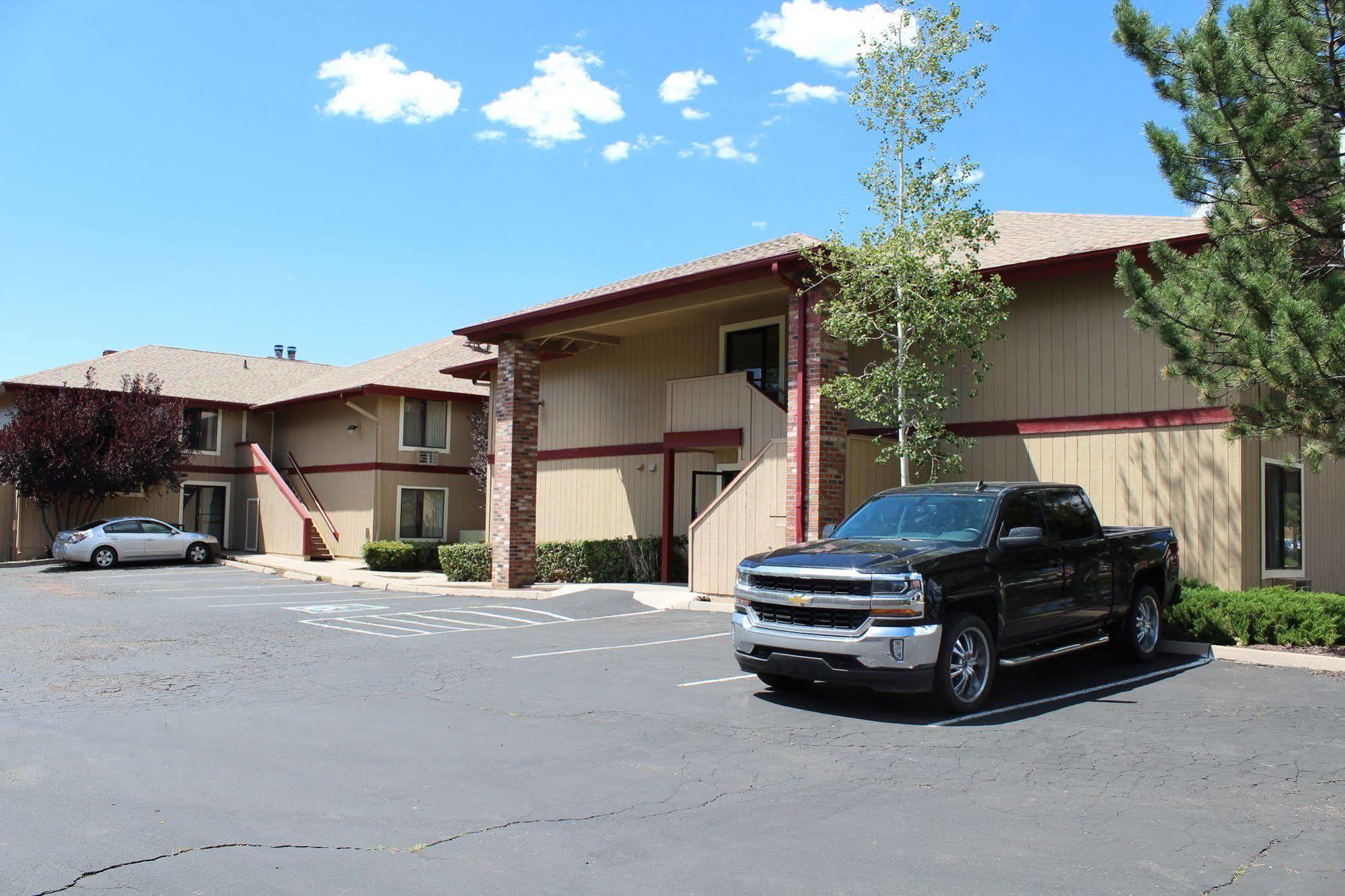 Hotel Comfort & Pinetop Show