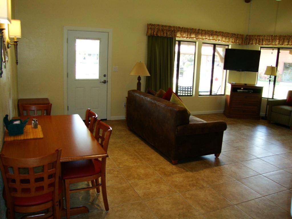 Hotel Roundhouse 3*