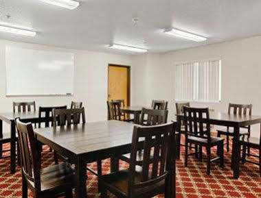 Super 8 By Wyndham Show Hotel