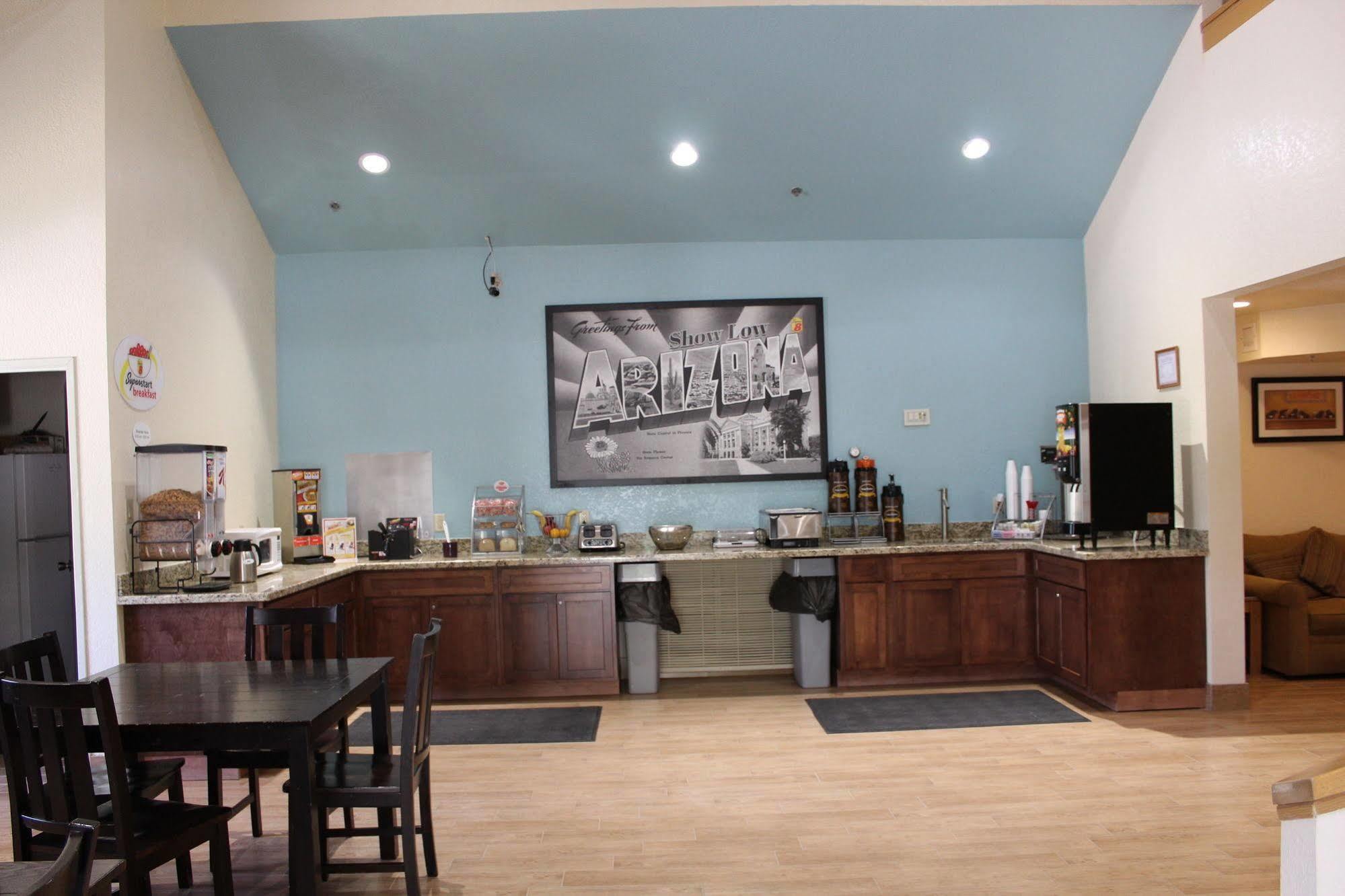 Hotel Super 8 By Wyndham Show