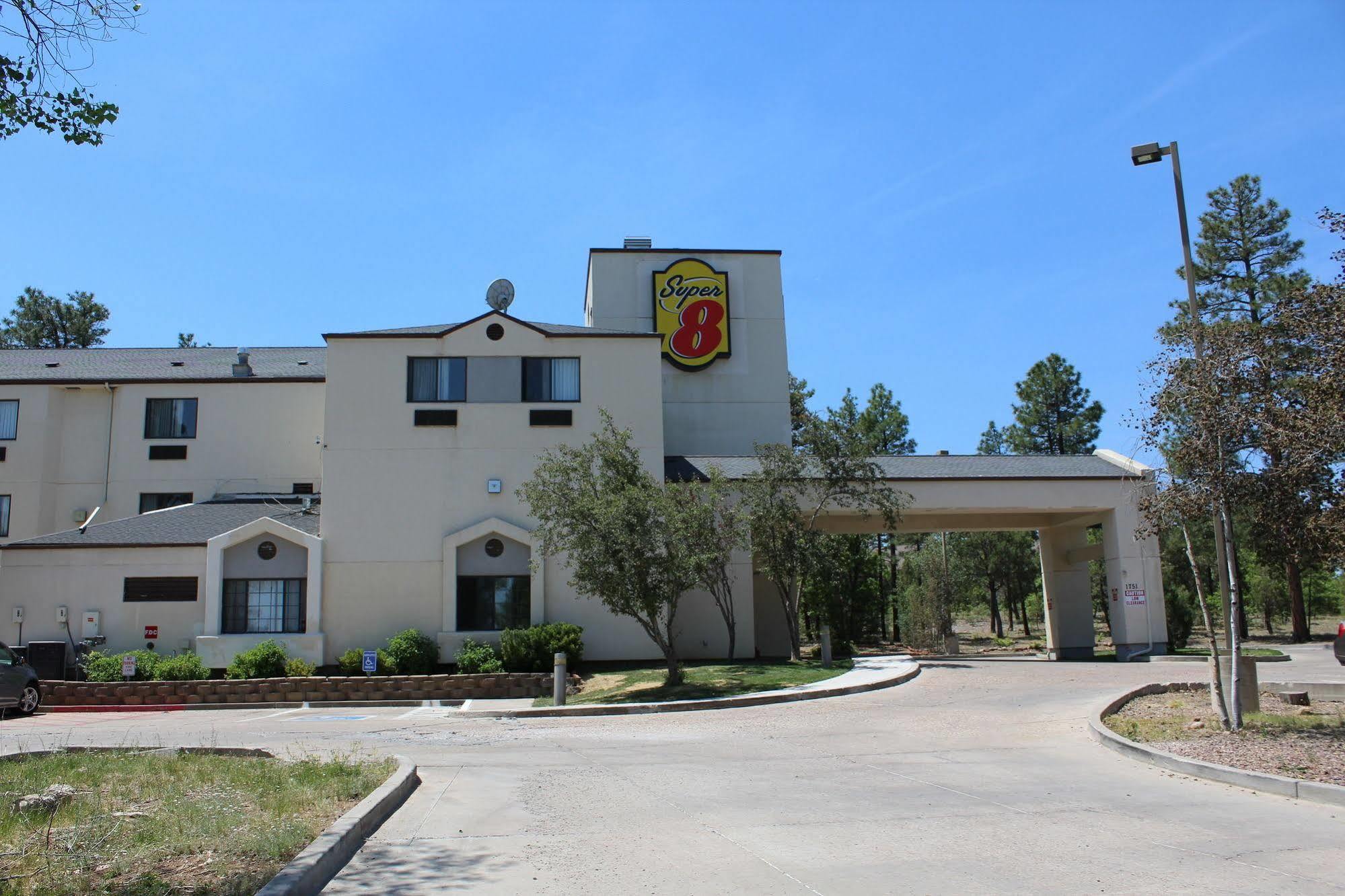 Super 8 By Wyndham Show Show Low