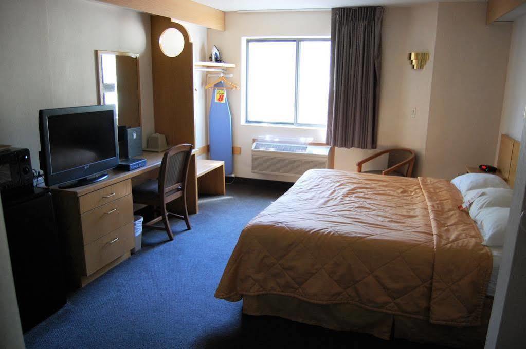 Super 8 By Wyndham Show Hotel 2*