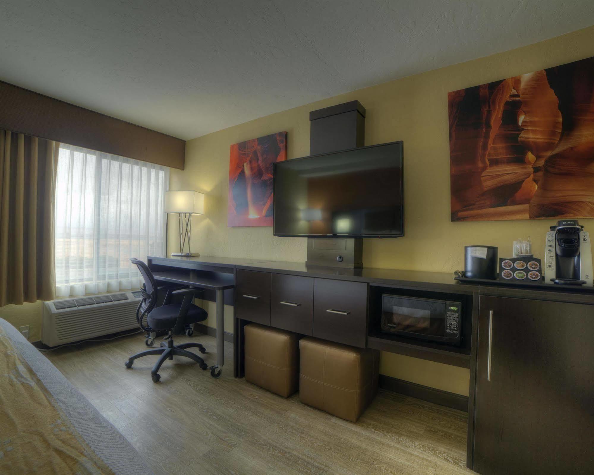 Western View Of Powell Hotel 3*