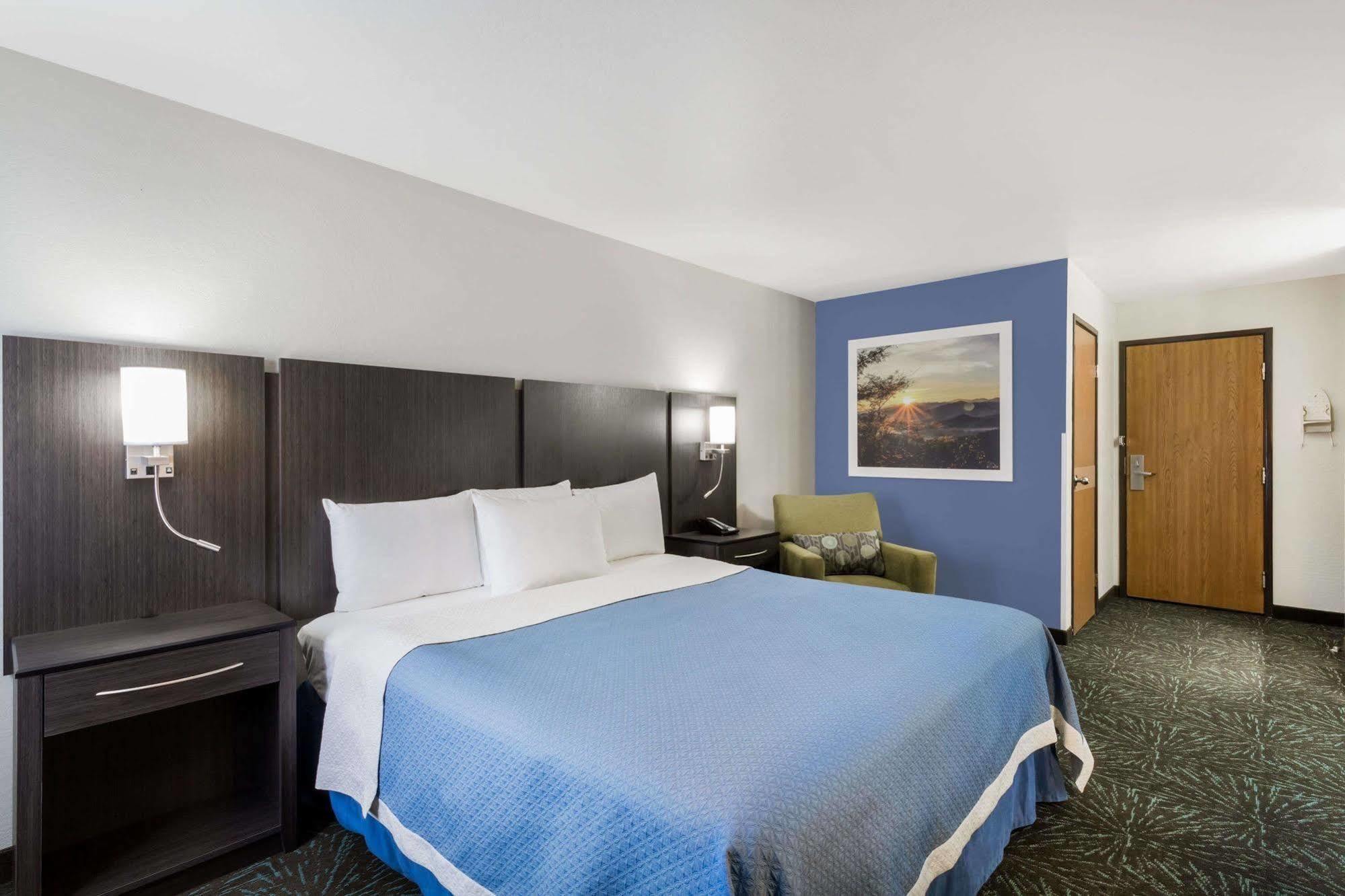 Days & By Wyndham East Hotel