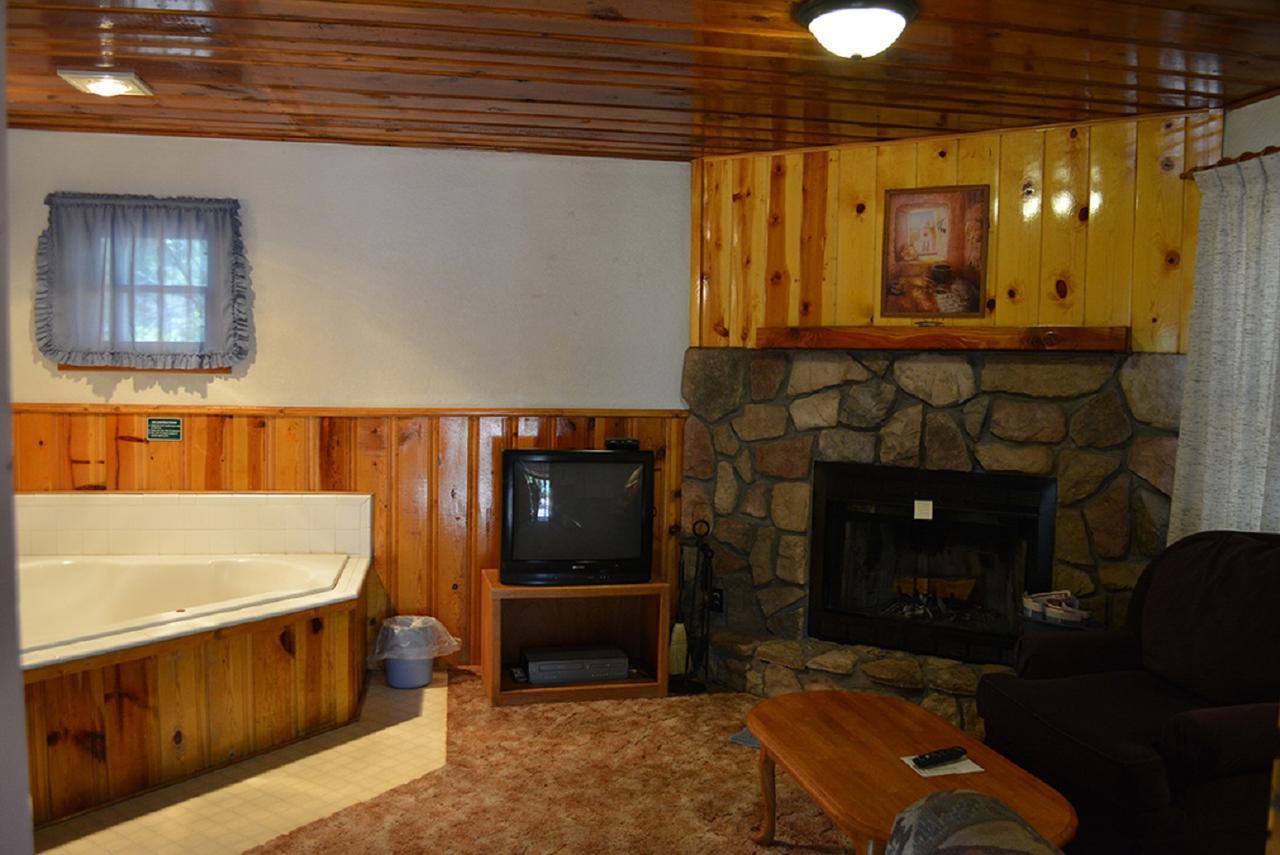 Lodge Whispering Pines *