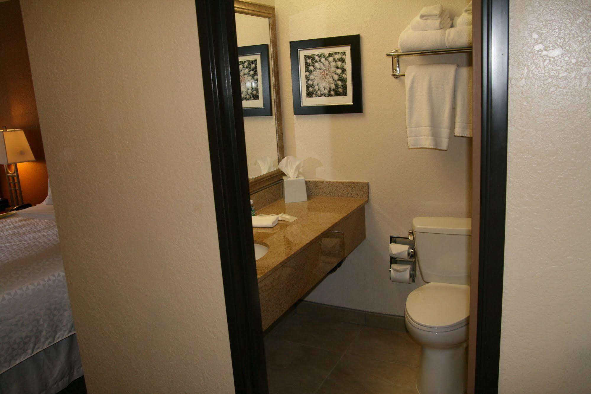 Four Points By Sheraton Airport Hotel