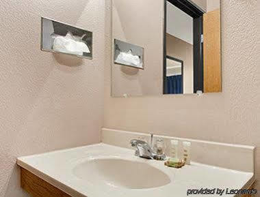 Super 8 By Wyndham Holbrook