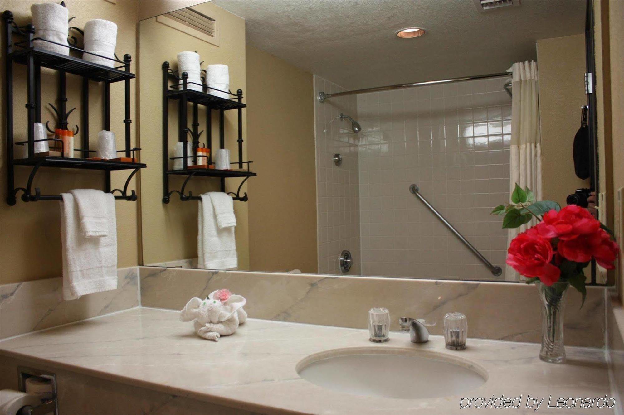 Ramada By Wyndham Viscount East 3*