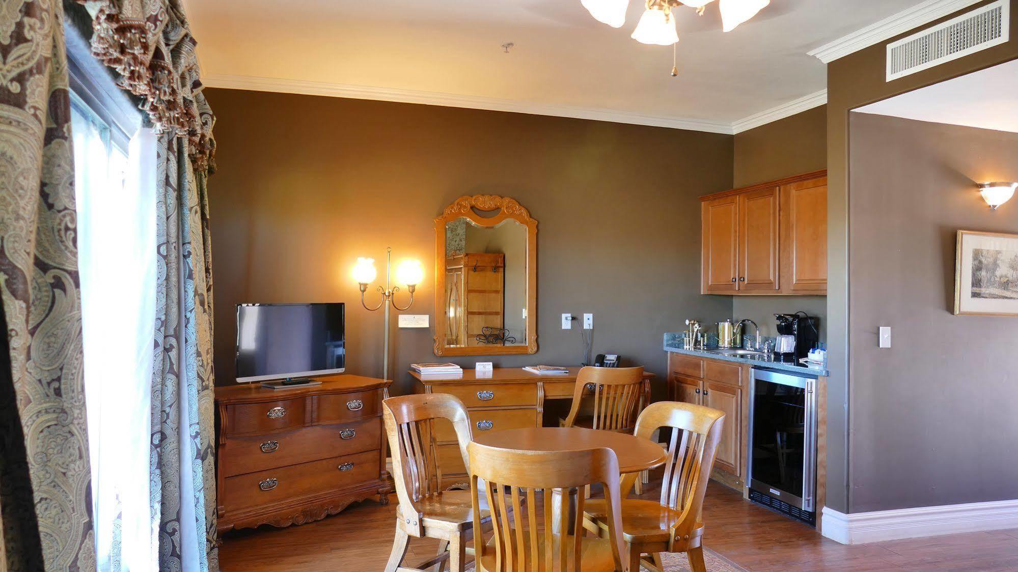 Monument Guest Ranch 4*