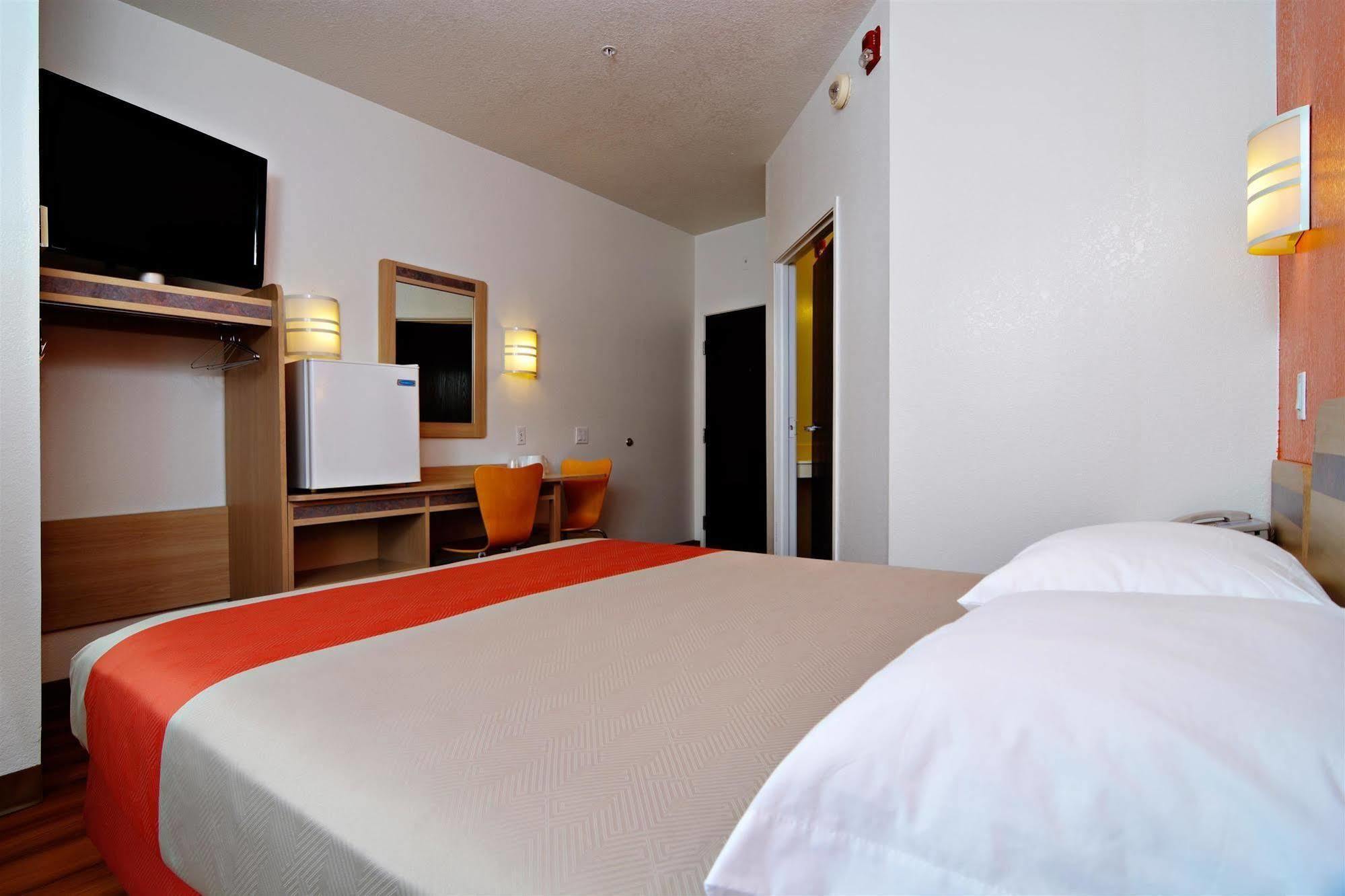 6-benson, Az Hotel