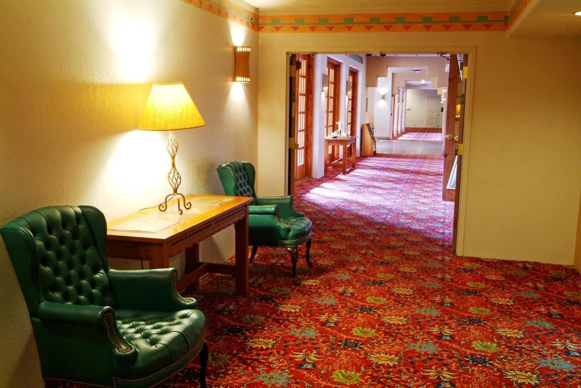 Courtyard At Powell 3* Page