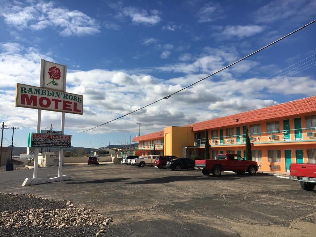 Ramblin Rose Motel *