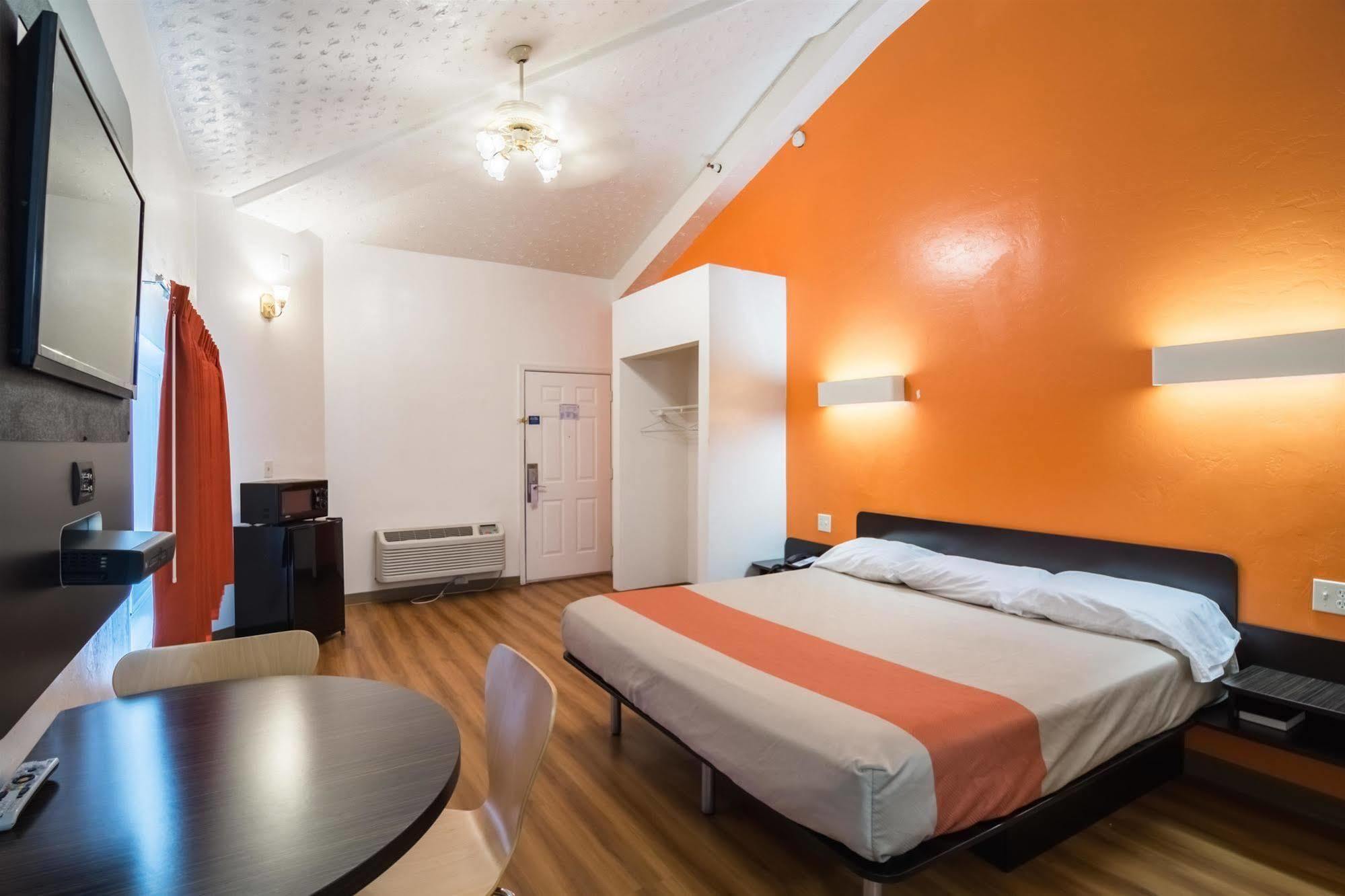 6-globe, Az Hotel 2*