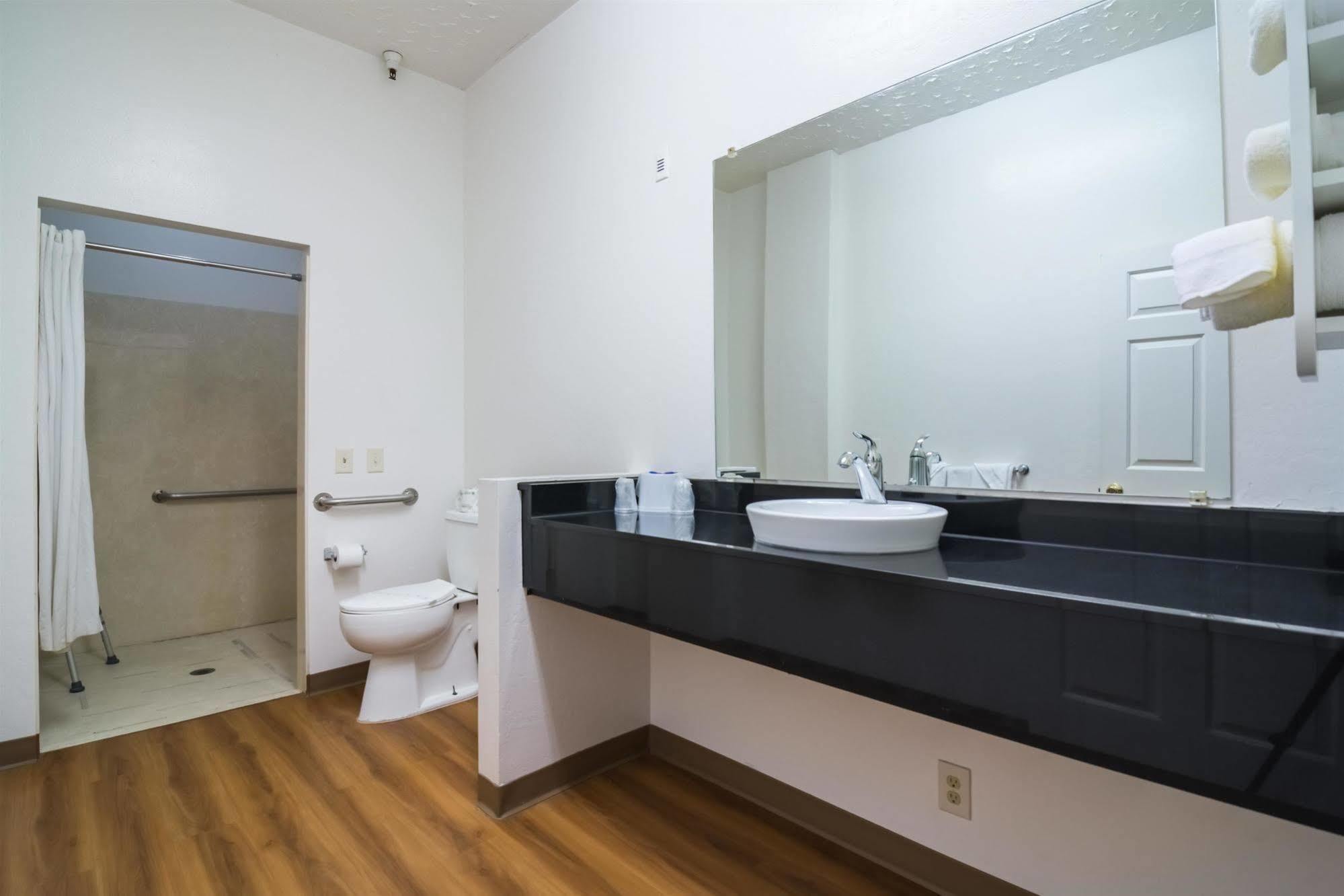 6-globe, Az Hotel 2*