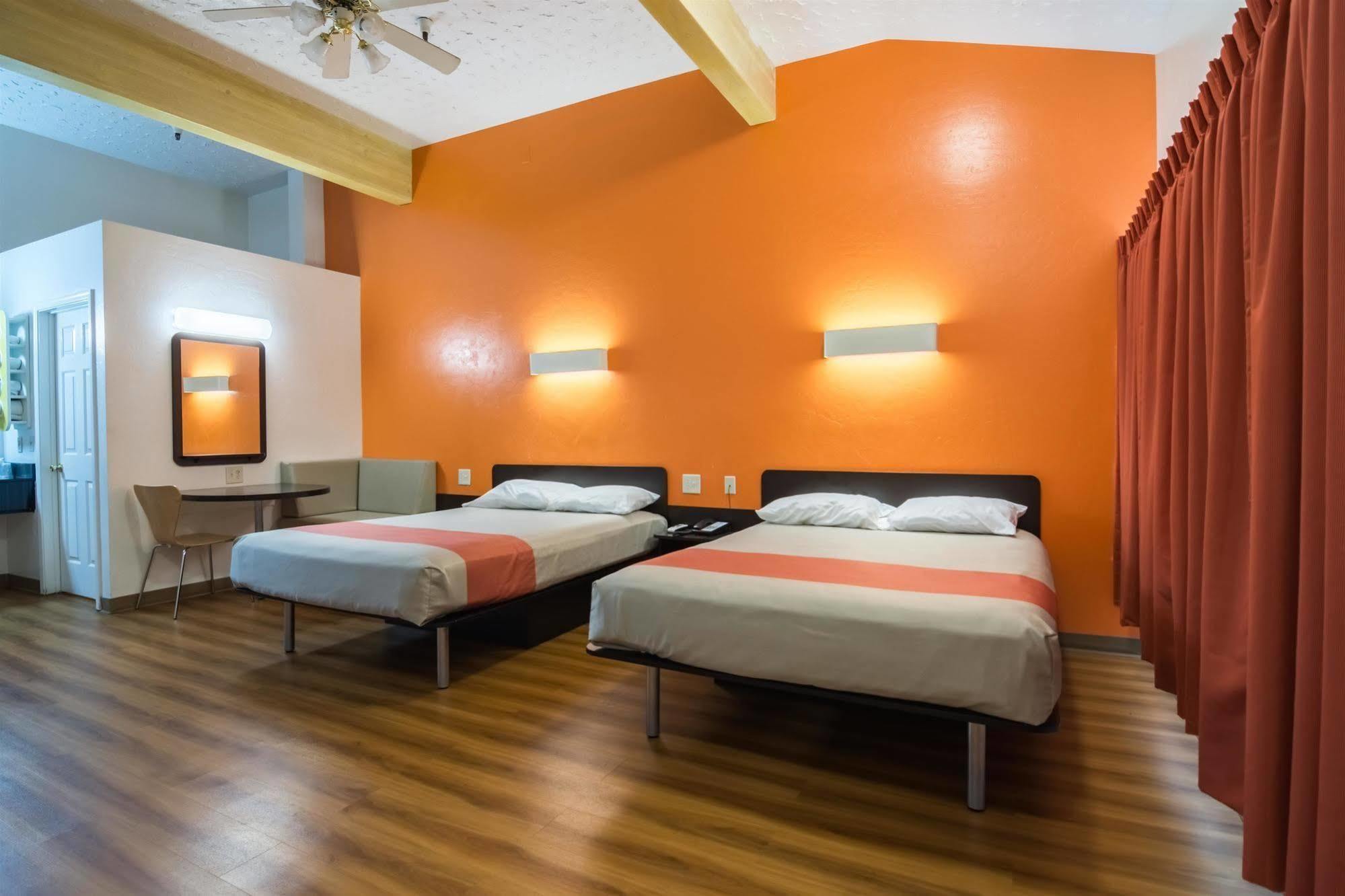 Hotel 6-globe, Az