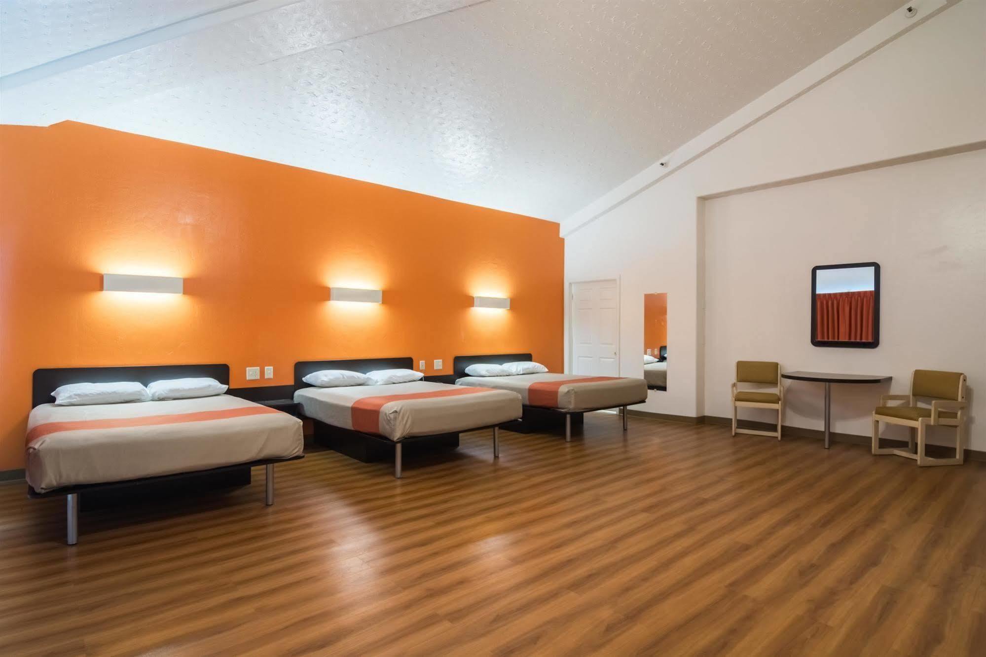 6-globe, Az Hotel 2*