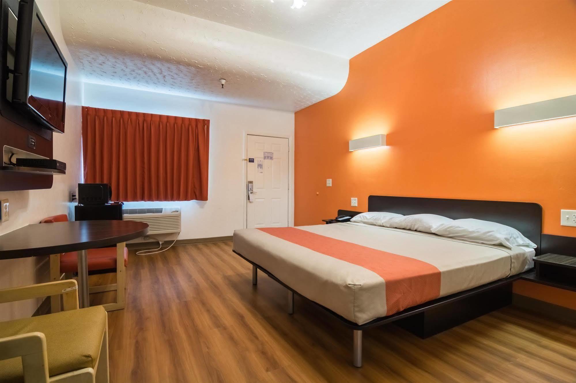6-globe, Az Hotel