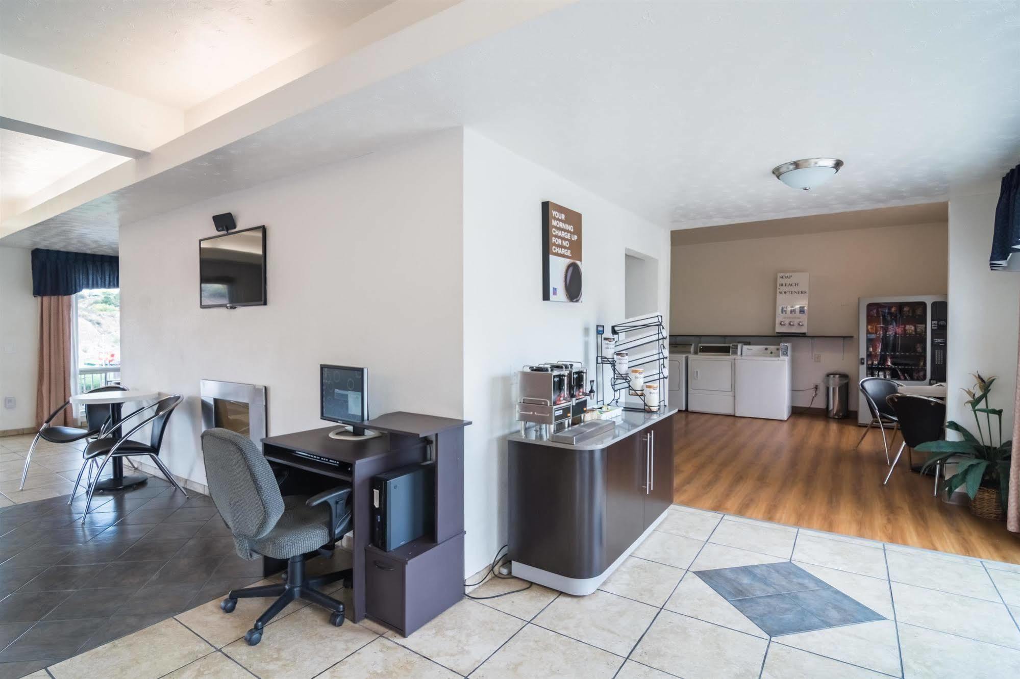 Hotel 6-globe, Az