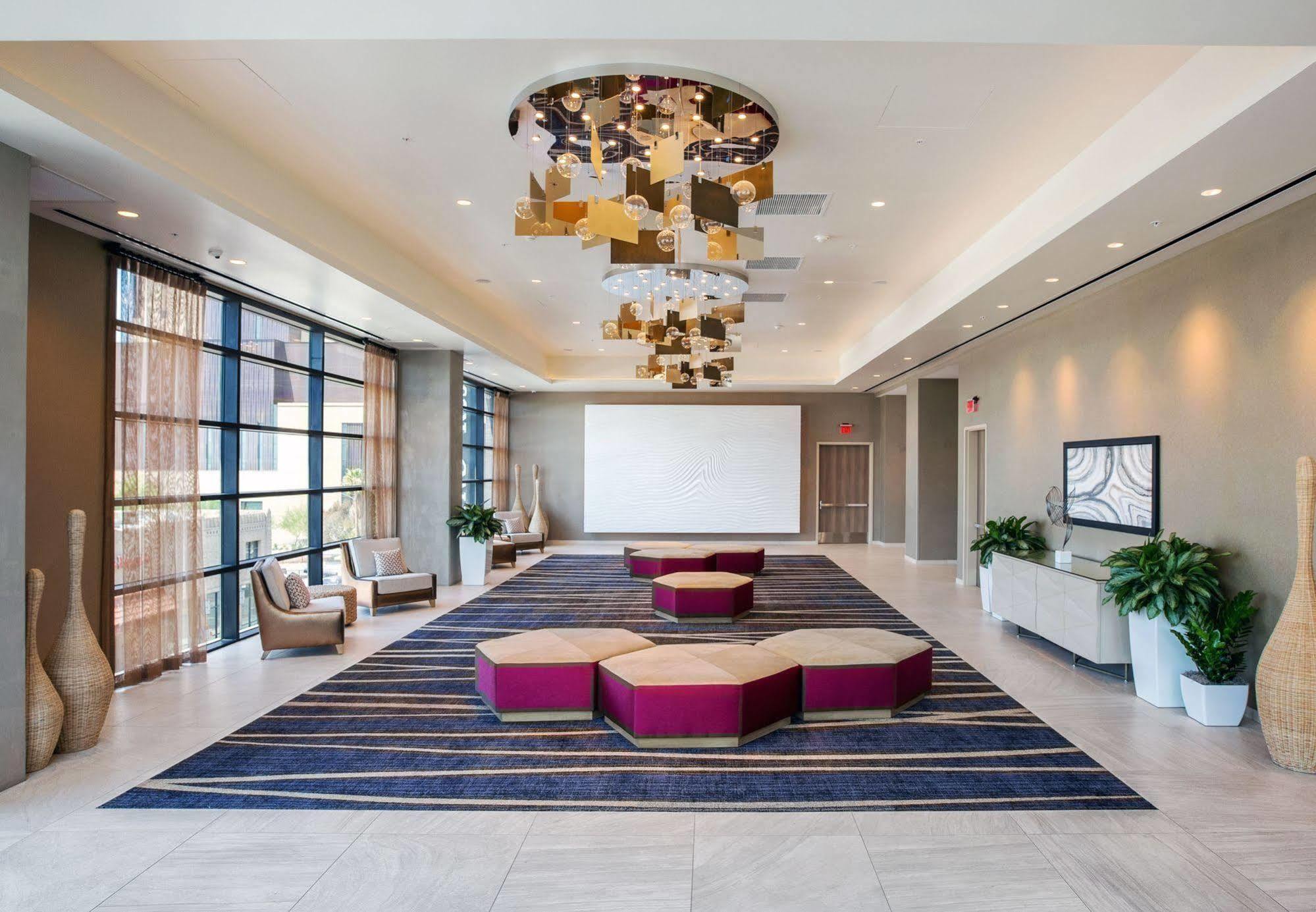 Courtyard By Marriott Downtown