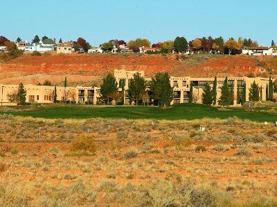 Hotel Courtyard At Powell Page