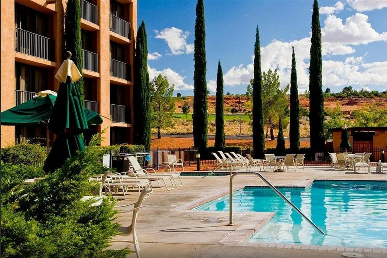 Courtyard At Powell Hotel Page