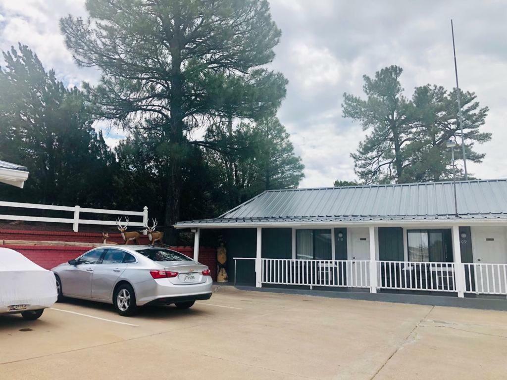 Kiva Motel 2*