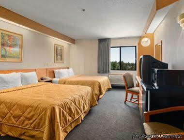 Hotel Super 8 By Wyndham Show