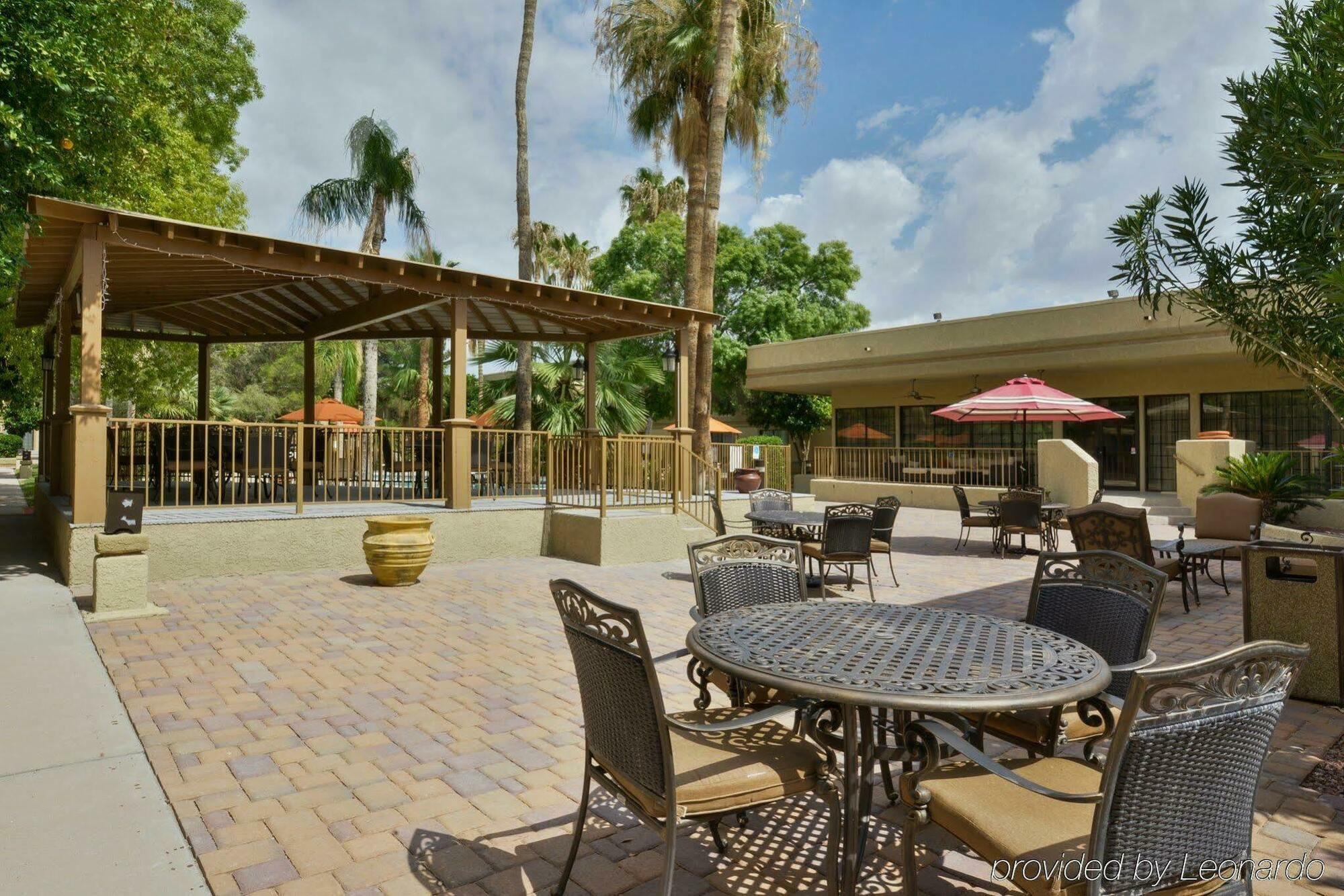 Wyndham Airport & Conference Center Hotel 3*