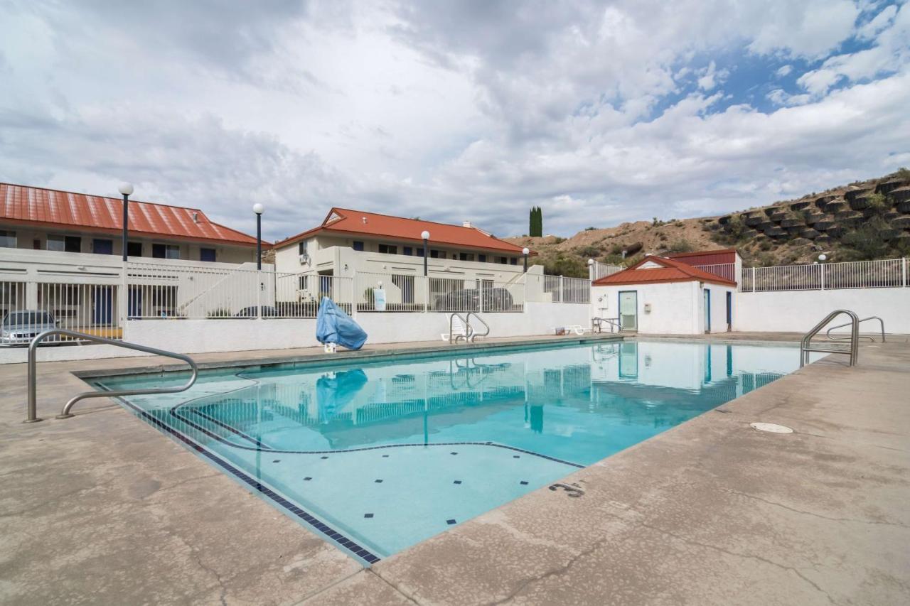 Hotel 6-globe, Az