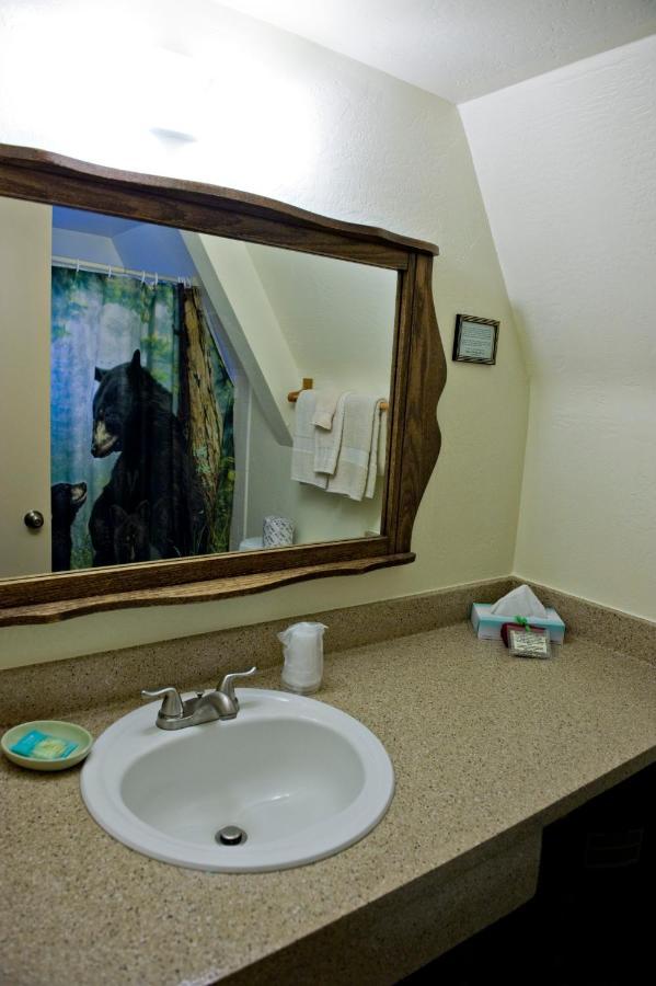 Cabins On Strawberry Hill Hotel *