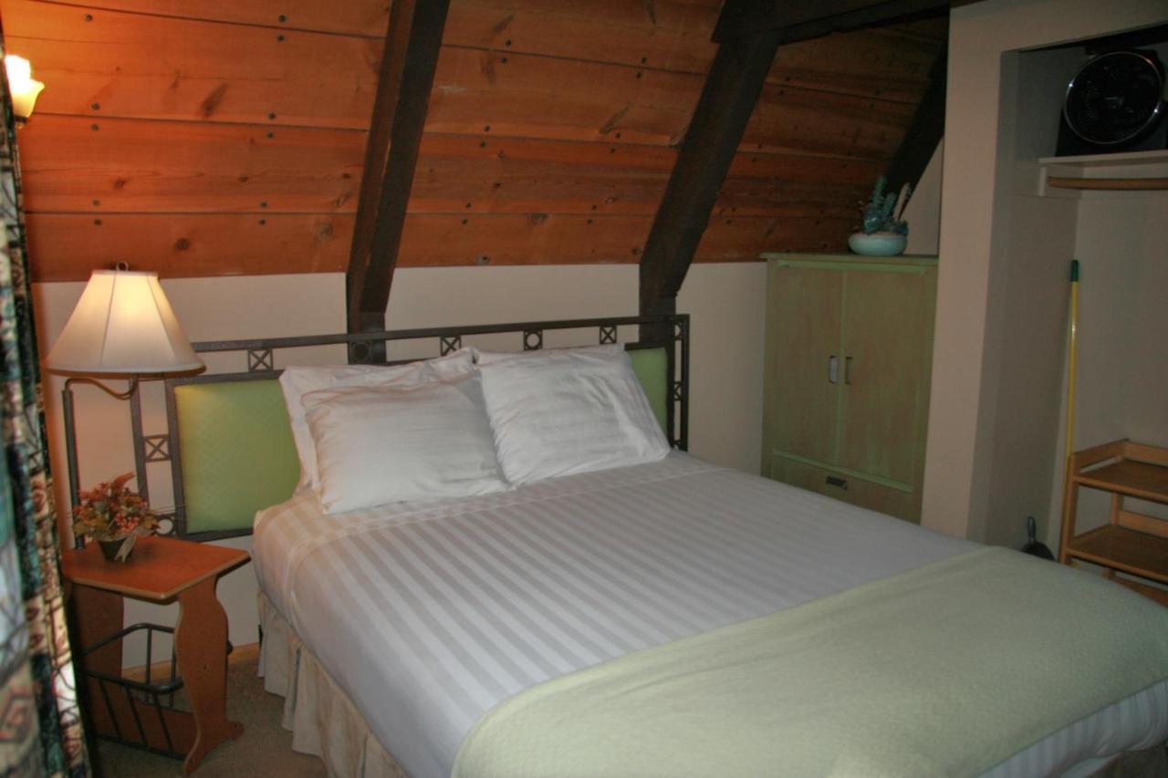 Hotel Cabins On Strawberry Hill