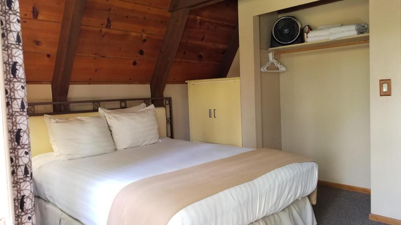 Cabins On Strawberry Hill Hotel *