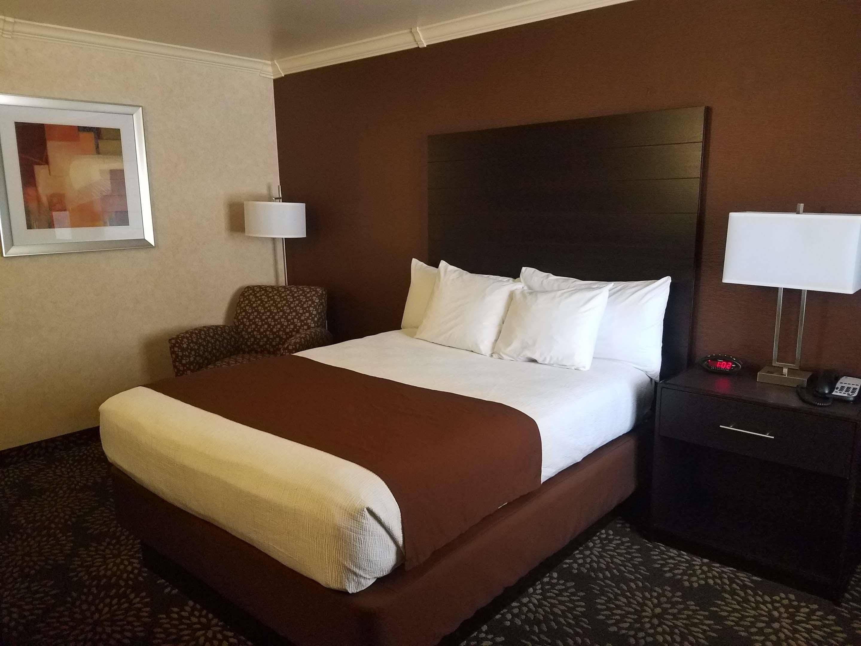 Western Innsuites Foothills & 3*