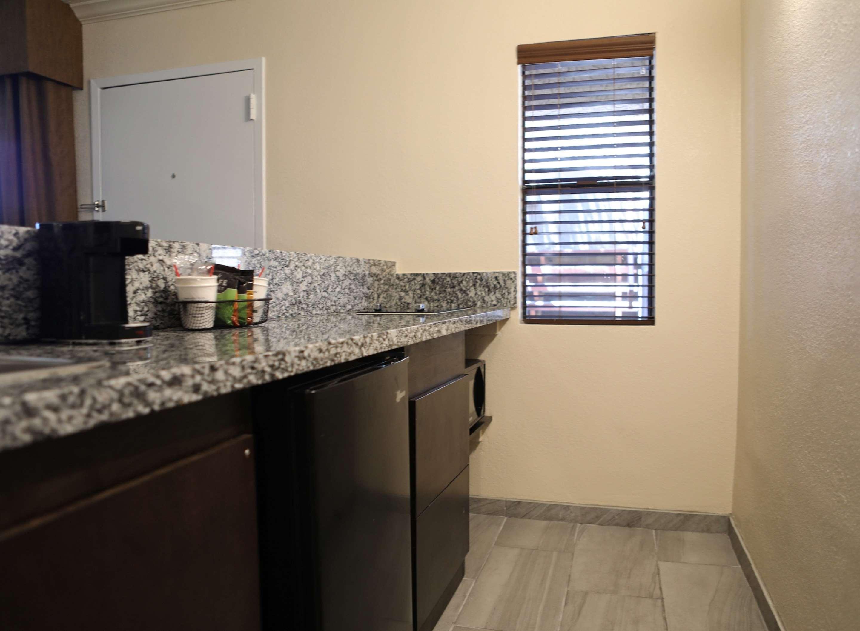 Hotel Western Innsuites Foothills & 3*