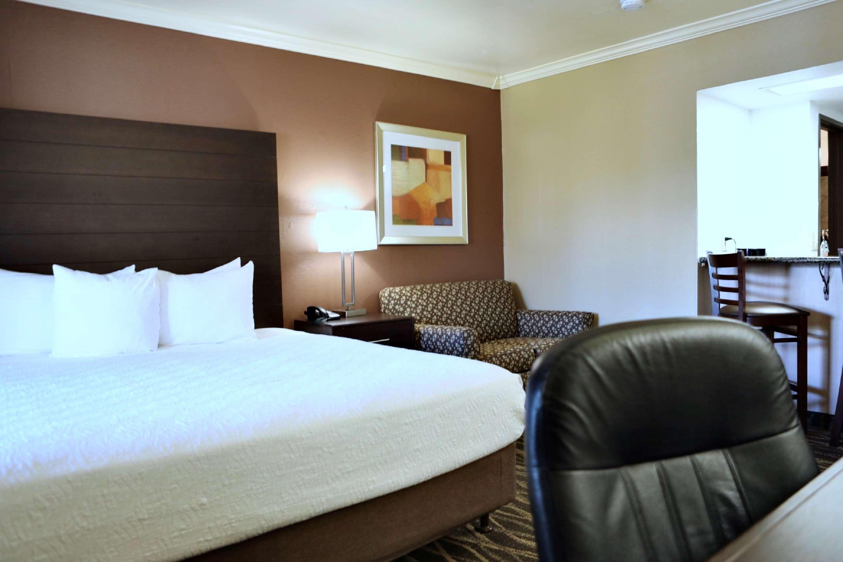 Western Innsuites Foothills & 3*