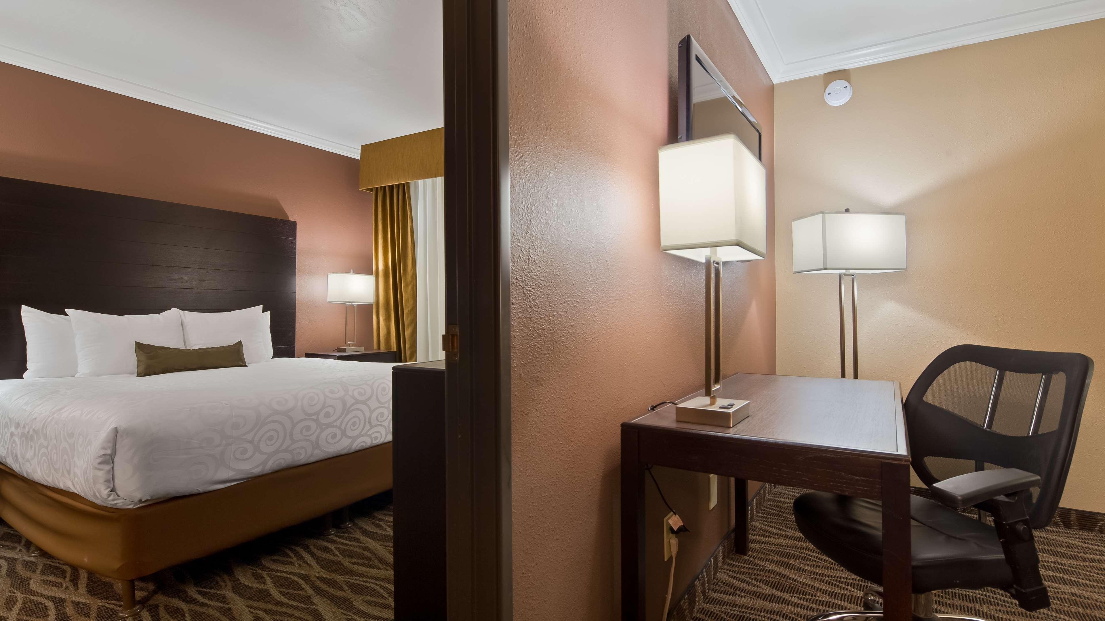 Hotel Western Innsuites Foothills &