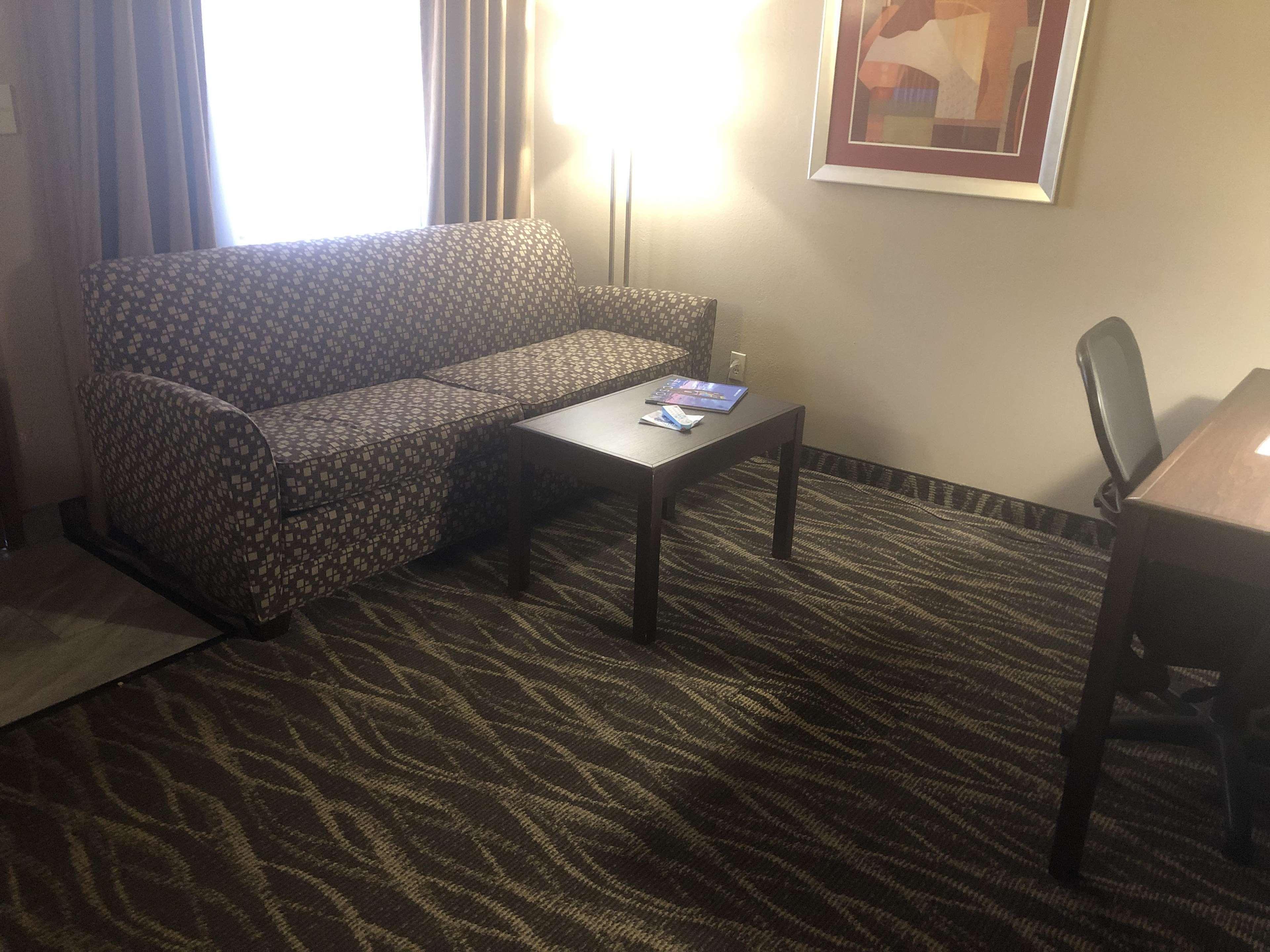 Western Innsuites Foothills & 3*