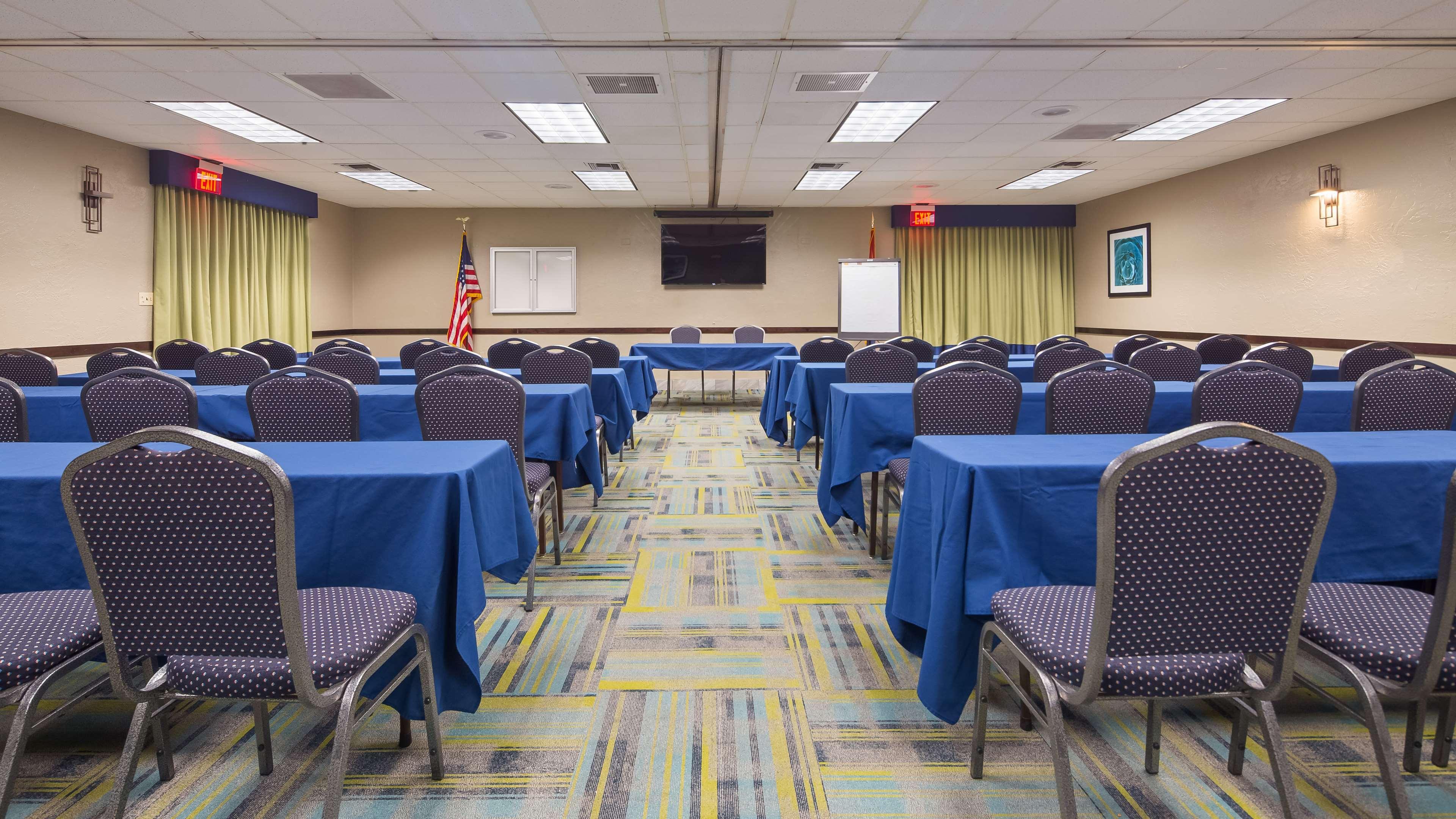 Western Innsuites Foothills &